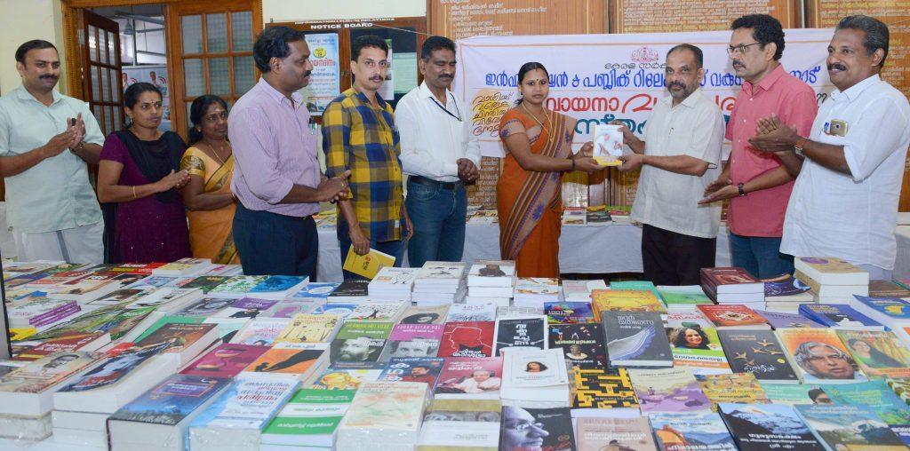 Vayana-vaaram-pusthaka-mela-municipal-chairperson-Sanitha-jagatheesh-adm-k-m-Rajuvunu-pusthakam-nalki-ulkhadanam-cheyunnu