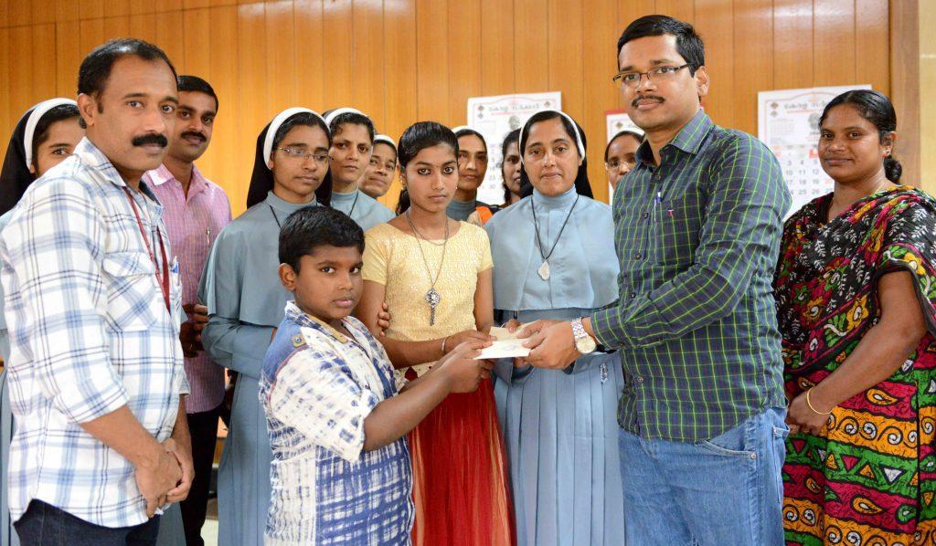 Nirmal-jyothi-special-school-Onaghoshathinayi-vecha-rupa-collectorku-nalkunnu