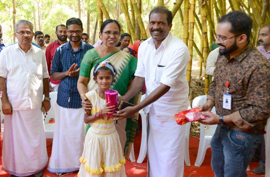 Hridhyam-padhathi-prakaram-sarjari-kazhinja-kuttikalku-manthri-sammanam-nalkunnu-