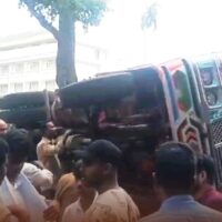 ബീനാച്ചിയിൽ ചരക്കുലോറി മറിഞ്ഞ് ഡ്രൈവർക്ക് പരിക്ക്